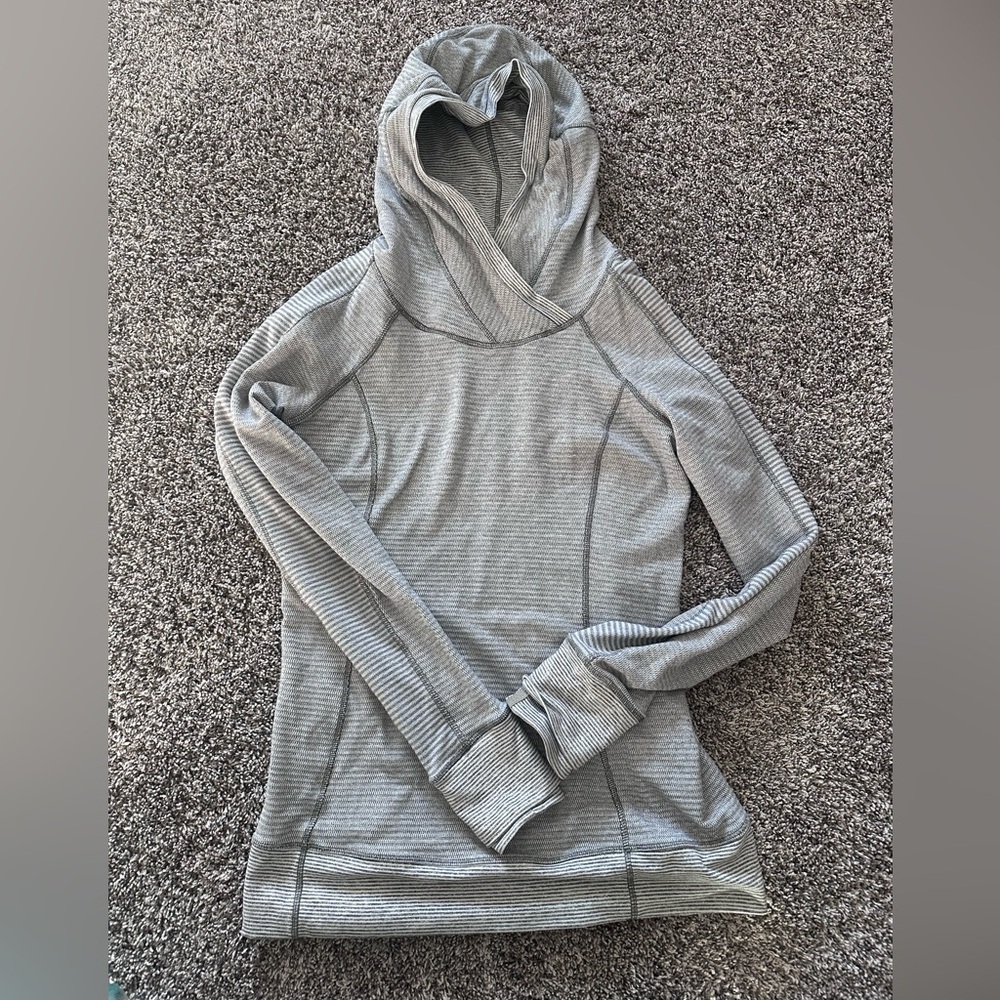 Lululemon sweatshirt size 6